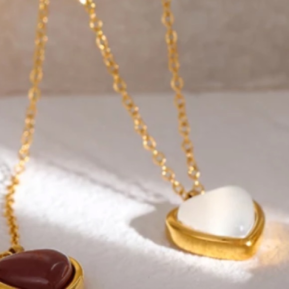 💛Gold plated white heart pendant necklace - Picture 2 of 5